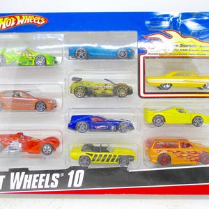 Puede incluir: Un juego de tres tazas de cerámica con acabado mate moteado. Las tazas son de color crema, marrón claro y marrón oscuro. Cada taza tiene un diseño simple y minimalista.