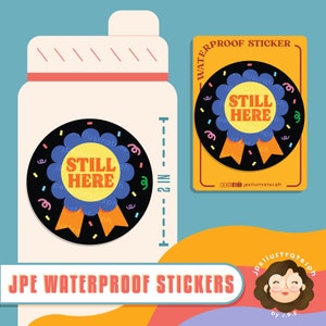 Nog steeds hier vinylsticker | Waterdichte sticker | Laptop- en bekersticker | Overlevende, moedige, positieve herinnering, sticker voor geestelijke gezondheid