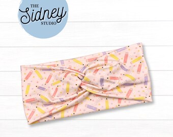 Diadema ancha con forma de lápices para profesores: suave y elástica, ideal para enfermeras, profesionales de la salud, deportistas y mamás. Bonito accesorio para el trabajo escolar.