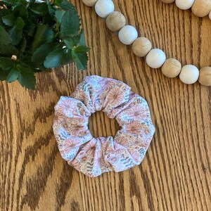 Sketchy Pink Daisies Scrunchie | Floral Scrunchie | Summer Scrunchie