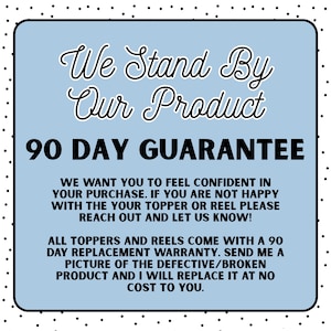 Puede incluir: Un cuadrado azul claro con lunares negros alrededor del borde. El texto dice "We Stand By Our Product" y "90 DAY GUARANTEE". Texto adicional detalla una garant&iacute;a de reemplazo de 90 d&iacute;as para adornos y carretes.