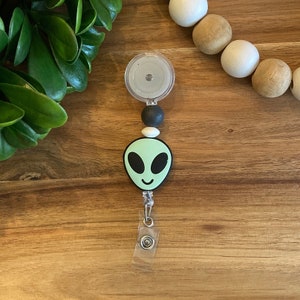 Glow in the Dark Alien Perlen Ausweisrolle | RN Abzeichen Reel | Austauschbare Namensrolle | Lustige Perlen Abzeichen Reel