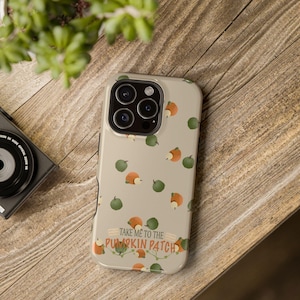 Peut inclure: Une coque de smartphone beige ornée d'un motif répétitif de petites citrouilles orange et vertes. Le texte "TAKE ME TO THE PUMPKIN PATCH" est imprimé en orange près du bas, entouré de vignes et de feuilles de citrouille illustrées.