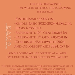Pu&ograve; includere: Grafica color arancio con il testo "Size Matters!" e un elenco delle dimensioni degli inserti Kindle in pollici. L'elenco include i modelli Kindle Basic, Oasis, Paperwhite e Colorsoft, con dimensioni specifiche per ciascuno.