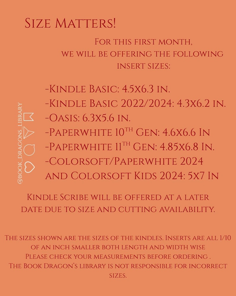 Pu&ograve; includere: Grafica color arancio con il testo "Size Matters!" e un elenco delle dimensioni degli inserti Kindle in pollici. L'elenco include i modelli Kindle Basic, Oasis, Paperwhite e Colorsoft, con dimensioni specifiche per ciascuno.