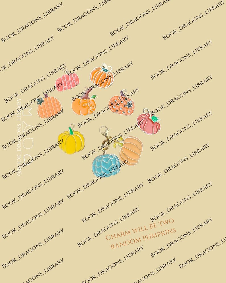 Pu&ograve; includere: Una collezione di ciondoli a forma di zucca colorati in vari design, tra cui arancione, rosa, giallo e blu. I ciondoli hanno anelli color argento per il fissaggio a gioielli o altri oggetti artigianali. &Egrave; visibile anche il testo "CHARM WILL BE TWO RANDOM PUMPKINS".