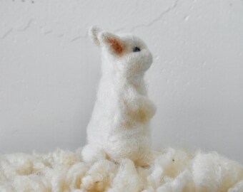 Lapin blanc, Animal feutré à l’aiguille, Marionnette à main Waldorf