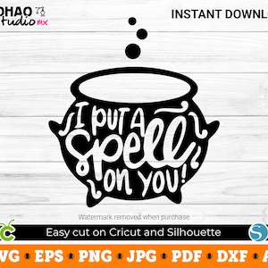 Puede incluir: Silueta en blanco y negro de un caldero con el texto "I put a spell on you!" en su interior. El caldero está burbujeando con tres pequeños círculos encima.
