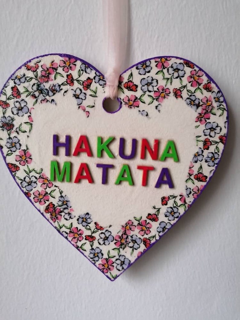 Hanging plaque ~ hanging sign ~ Hakuna Matata ~ gifts ~ positive quotes ~ gifts for her