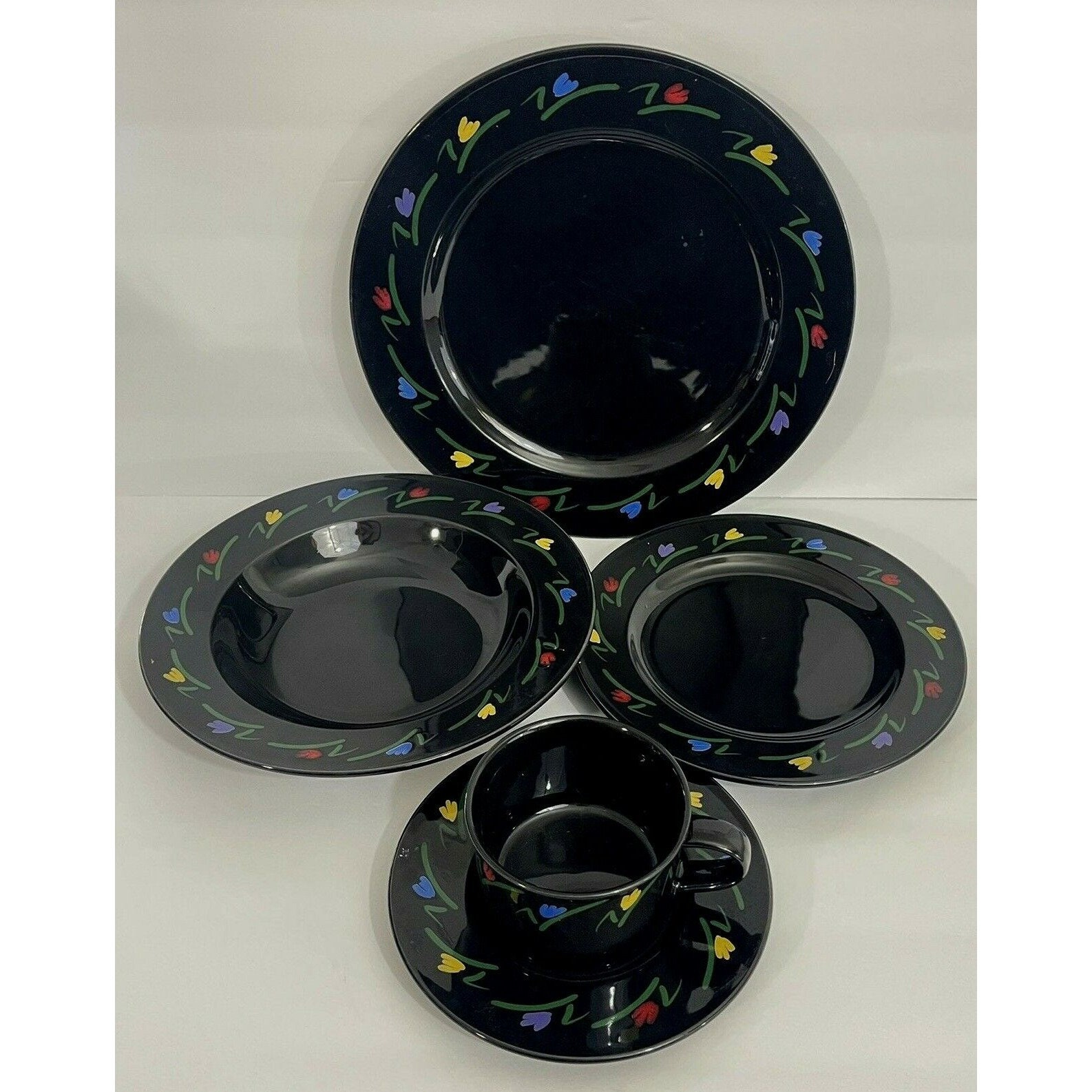 Mikasa Galleria CIRCUIT Set of 4 Dinner Plates Black White FK908 Mikasa Galleria CIRCUIT Set of 4 Dinner Plates Black White FK908