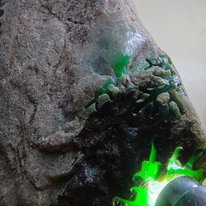 Icy Vivid Green 100% Natural Burma Jadeite Jade Rough Stone # 868 gram # 4,340.00 carat #
