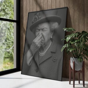 Lustiges Toilettenbild "Queen Elizabeth" hält Nase zu | Motiv für Gäste WC Badezimmer Wanddeko witziges Poster humorvolle Kunst | Es stinkt image 11