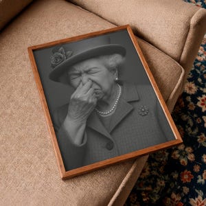 Lustiges Toilettenbild "Queen Elizabeth" hält Nase zu | Motiv für Gäste WC Badezimmer Wanddeko witziges Poster humorvolle Kunst | Es stinkt image 4