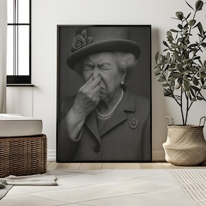 Lustiges Toilettenbild "Queen Elizabeth" hält Nase zu | Motiv für Gäste WC Badezimmer Wanddeko witziges Poster humorvolle Kunst | Es stinkt image 13