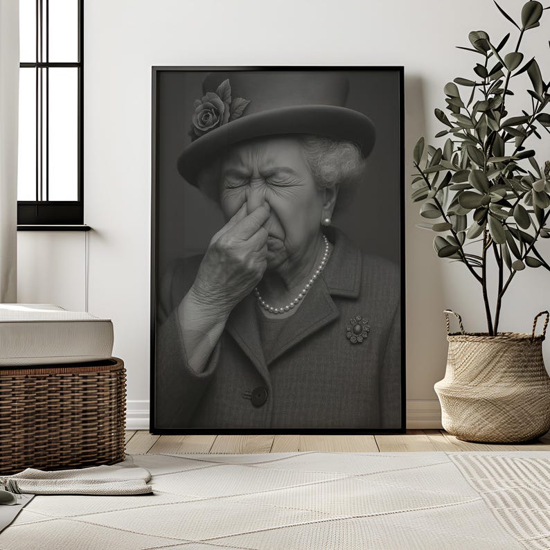 Lustiges Toilettenbild "Queen Elizabeth" hält Nase zu | Motiv für Gäste WC Badezimmer Wanddeko witziges Poster humorvolle Kunst | Es stinkt image 13
