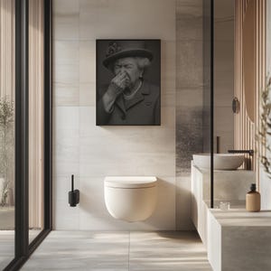 Lustiges Toilettenbild "Queen Elizabeth" hält Nase zu | Motiv für Gäste WC Badezimmer Wanddeko witziges Poster humorvolle Kunst | Es stinkt image 3