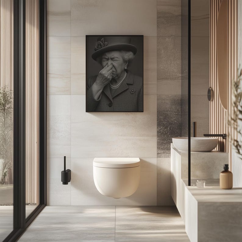 Lustiges Toilettenbild "Queen Elizabeth" hält Nase zu | Motiv für Gäste WC Badezimmer Wanddeko witziges Poster humorvolle Kunst | Es stinkt image 3