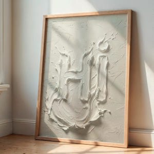 Könnte beinhalten: Ein gerahmtes Kunstwerk mit dem Wort "Hi" in einem strukturierten, cremefarbenen Relief vor einem passenden Hintergrund. Der Holzrahmen fügt eine natürliche Note hinzu. Das Stück lehnt an einer Wand, mit Schatten durch Sonnenlicht.