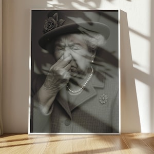 Lustiges Toilettenbild "Queen Elizabeth" hält Nase zu | Motiv für Gäste WC Badezimmer Wanddeko witziges Poster humorvolle Kunst | Es stinkt image 12