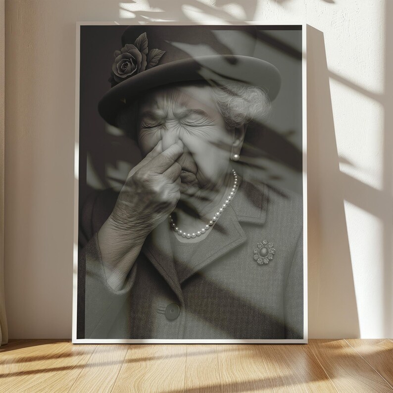 Lustiges Toilettenbild "Queen Elizabeth" hält Nase zu | Motiv für Gäste WC Badezimmer Wanddeko witziges Poster humorvolle Kunst | Es stinkt image 12
