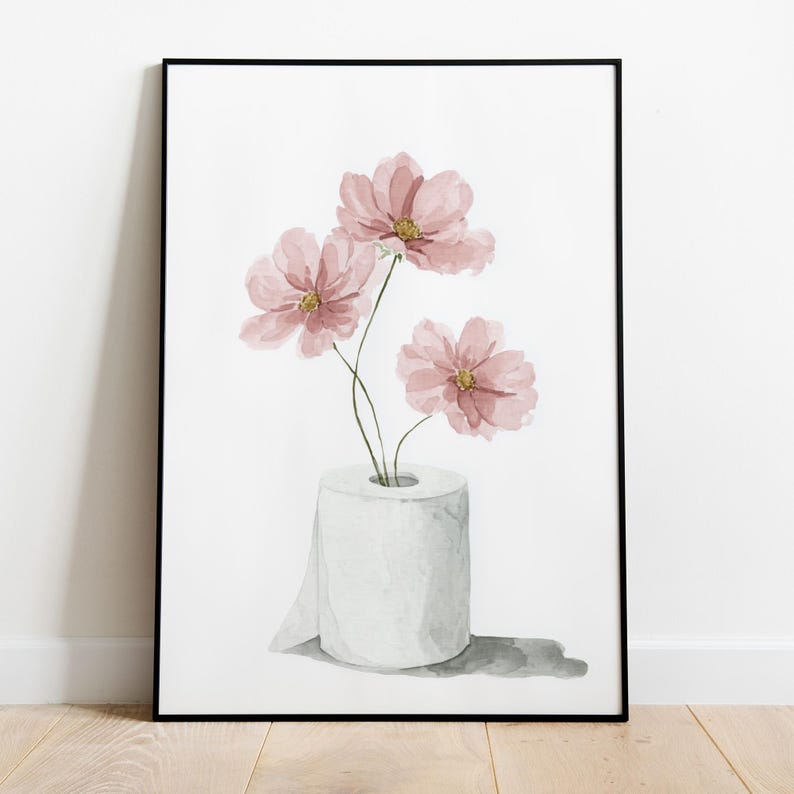 Puede incluir: Impresi&oacute;n art&iacute;stica en acuarela con flores rosas en un rollo de papel higi&eacute;nico. Las flores tienen centros amarillos y est&aacute;n sobre un fondo blanco. La obra de arte est&aacute; enmarcada en un marco negro.