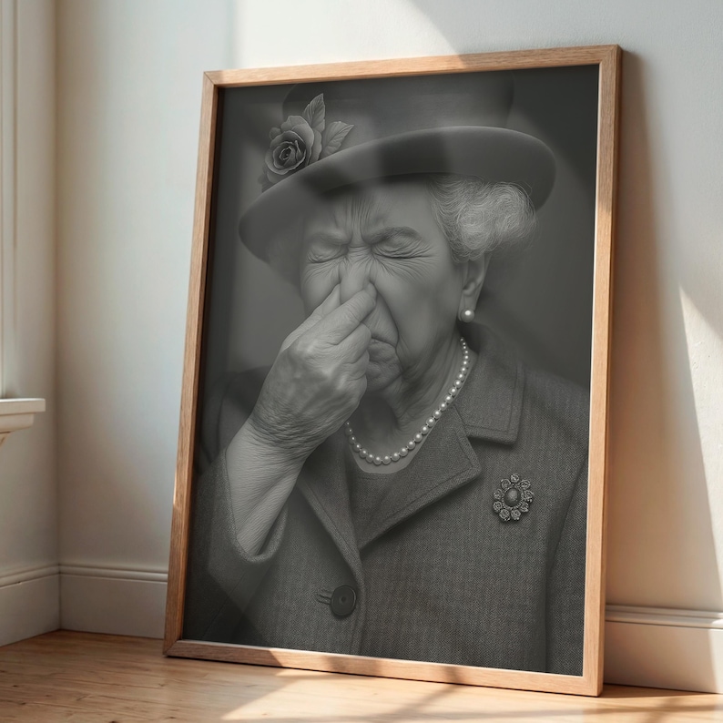 Lustiges Toilettenbild "Queen Elizabeth" hält Nase zu | Motiv für Gäste WC Badezimmer Wanddeko witziges Poster humorvolle Kunst | Es stinkt image 1