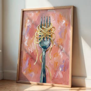 Könnte beinhalten: Ein gerahmtes Ölgemälde, das eine silberne Metallgabel zeigt, um die gelbe Spaghetti-Nudeln gewickelt sind. Der Hintergrund besteht aus ausdrucksstarken, dicken Pinselstrichen in Pfirsich-, Korallen- und Hellvioletttönen, die eine strukturierte Oberfläche bilden.