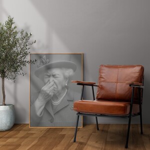 Lustiges Toilettenbild "Queen Elizabeth" hält Nase zu | Motiv für Gäste WC Badezimmer Wanddeko witziges Poster humorvolle Kunst | Es stinkt image 10