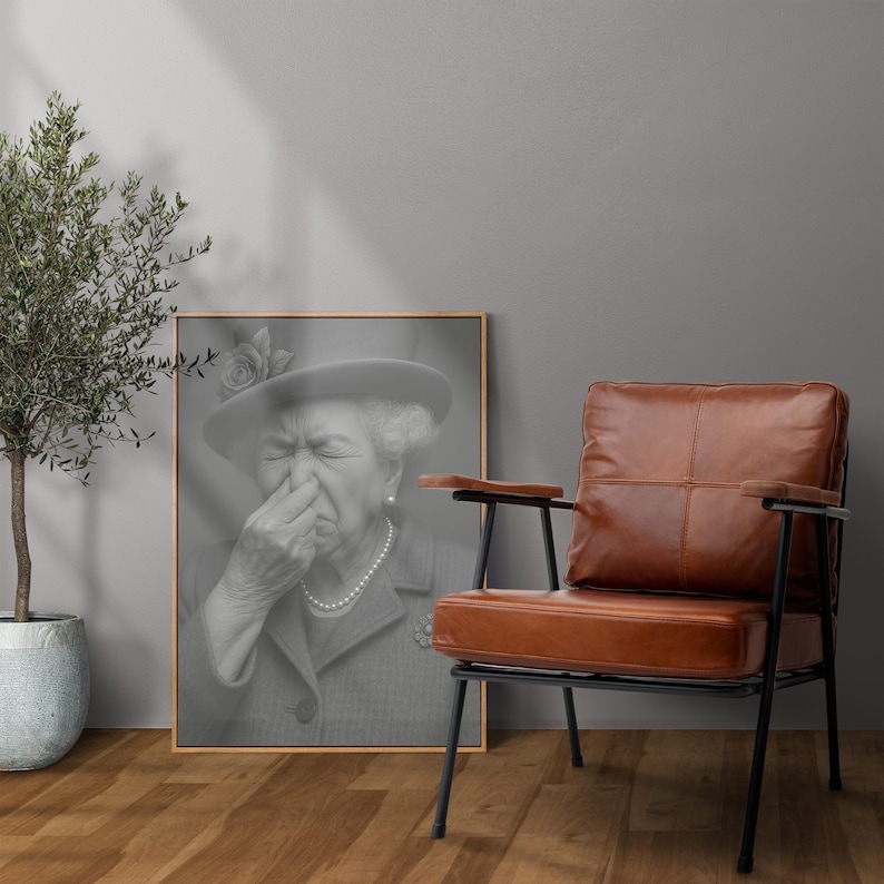 Lustiges Toilettenbild "Queen Elizabeth" hält Nase zu | Motiv für Gäste WC Badezimmer Wanddeko witziges Poster humorvolle Kunst | Es stinkt image 10