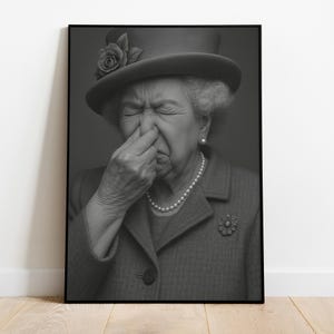 Lustiges Toilettenbild "Queen Elizabeth" hält Nase zu | Motiv für Gäste WC Badezimmer Wanddeko witziges Poster humorvolle Kunst | Es stinkt image 5