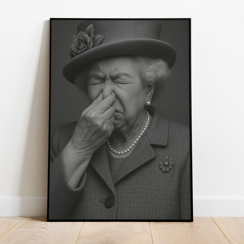 Lustiges Toilettenbild "Queen Elizabeth" hält Nase zu | Motiv für Gäste WC Badezimmer Wanddeko witziges Poster humorvolle Kunst | Es stinkt image 5