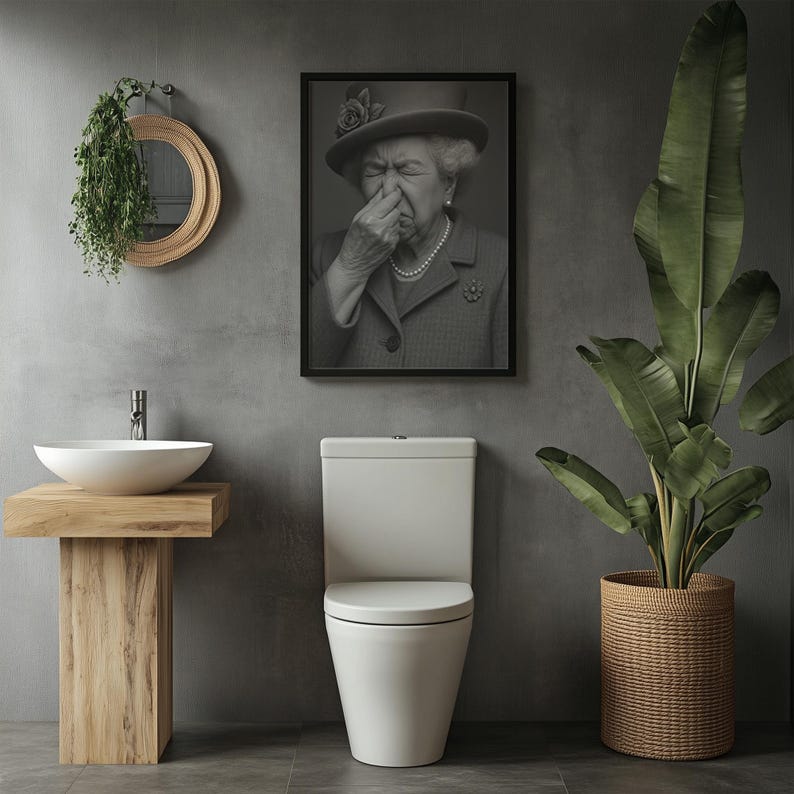 Lustiges Toilettenbild "Queen Elizabeth" hält Nase zu | Motiv für Gäste WC Badezimmer Wanddeko witziges Poster humorvolle Kunst | Es stinkt image 2