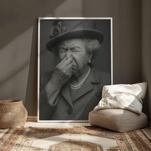 Lustiges Toilettenbild "Queen Elizabeth" hält Nase zu | Motiv für Gäste WC Badezimmer Wanddeko witziges Poster humorvolle Kunst | Es stinkt image 7