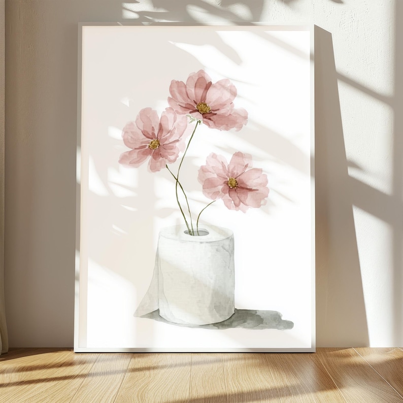 Puede incluir: Impresi&oacute;n art&iacute;stica en acuarela con tres flores de cosmos rosas en un rollo de papel higi&eacute;nico blanco. Las flores tienen centros amarillos y tallos verdes. La obra de arte est&aacute; sobre un fondo blanco con sombras.