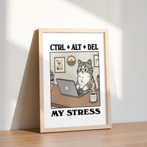 Könnte beinhalten: Ein gerahmter Druck mit einer Cartoon-Katze, die eine Brille trägt und an einem Laptop arbeitet. Der Text "CTRL + ALT + DEL" steht über der Katze, und "MY STRESS" steht darunter. Die Katze sitzt an einem Schreibtisch mit einer Kaffeetasse.