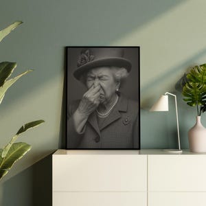 Lustiges Toilettenbild "Queen Elizabeth" hält Nase zu | Motiv für Gäste WC Badezimmer Wanddeko witziges Poster humorvolle Kunst | Es stinkt image 14