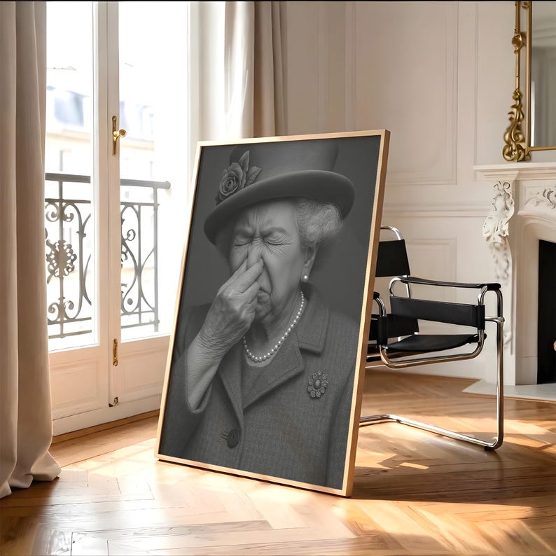 Lustiges Toilettenbild "Queen Elizabeth" hält Nase zu | Motiv für Gäste WC Badezimmer Wanddeko witziges Poster humorvolle Kunst | Es stinkt image 6