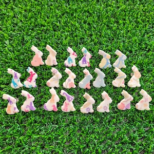 Gemusterte Häschen-Ohrstecker: Handgemachte Osterohrringe aus Polymer Clay