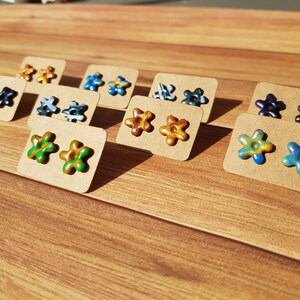 Pendientes de flores llamativos: arcilla polimérica, pequeño obsequio, pendientes coloridos, lindos y atrevidos, fáciles de usar, hechos a mano, pendientes livianos.