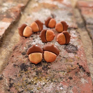 Pendientes de bellota hechos a mano: joyería de arcilla polimérica con temática de bosque