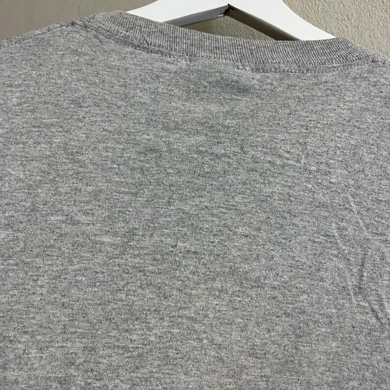 Puede incluir: Una camiseta gris jaspeada con cuello redondo.