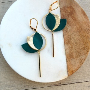 Boucles d'oreilles mini lotus cuir vert émeraude et doré plaqué or - création artisanale - Idée cadeau  pour femme - Agatiz