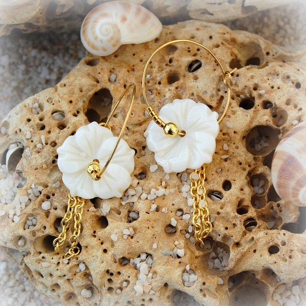 Boucles d'oreilles créole fleur nacre blanche  -  Nacre naturelle - création artisanale - Idée cadeaux pour femme - Agatiz