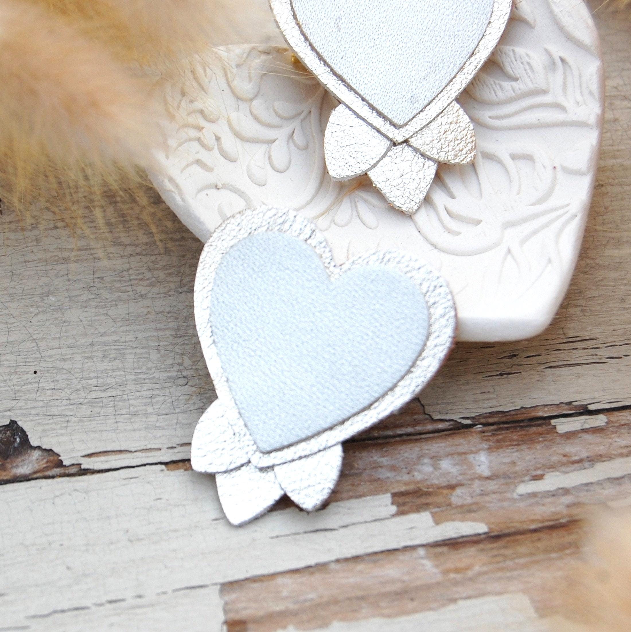 淡いグレーメタリックとシャンパンレザーのハート型奉納品ブローチ