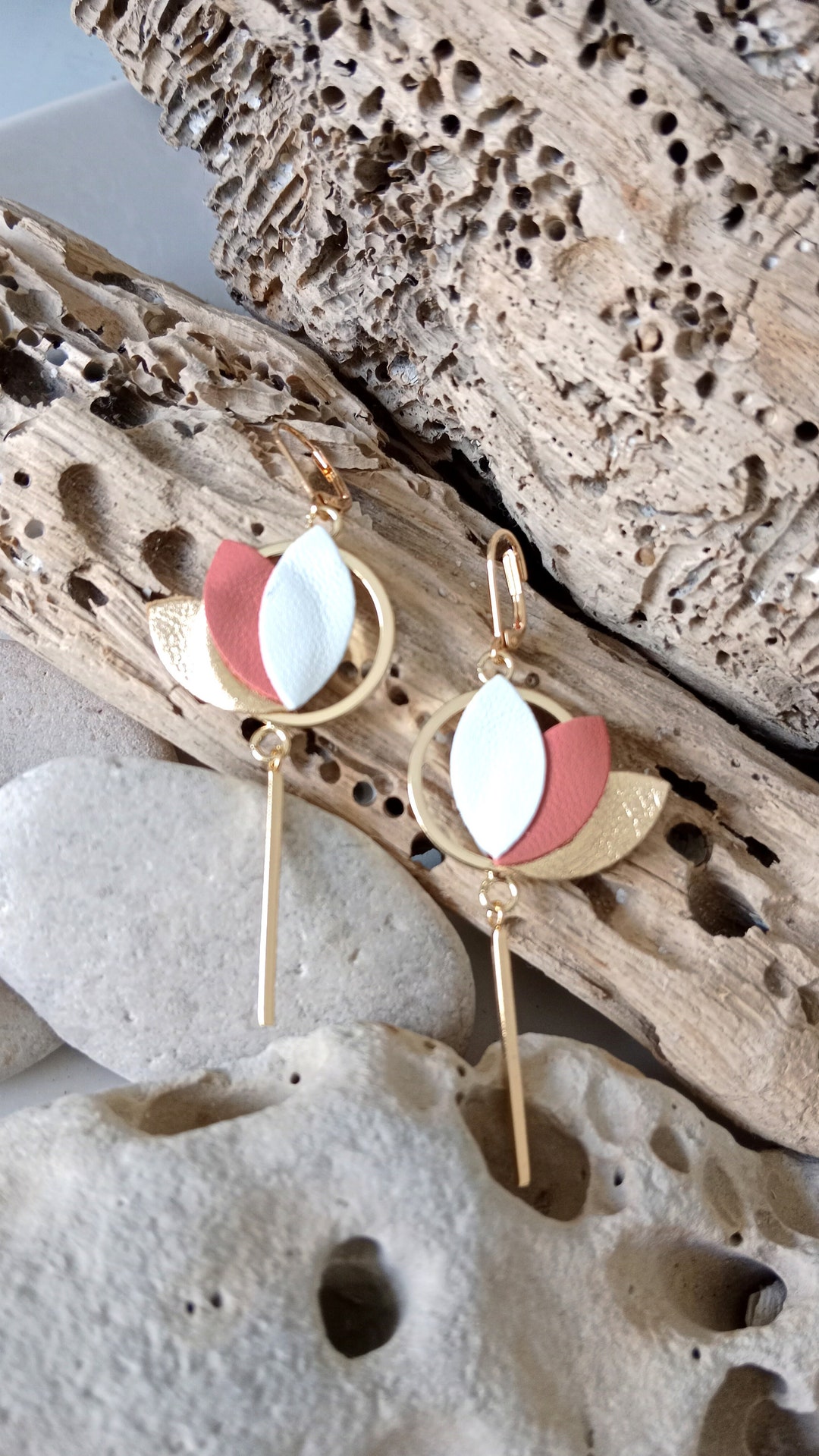 Boucles d'oreilles mini lotus cuir blanc, corail plaqué or - création artisanale - Bijoux, cadeaux femme, fête des mères, cérémonie- Agatiz - Etsy France