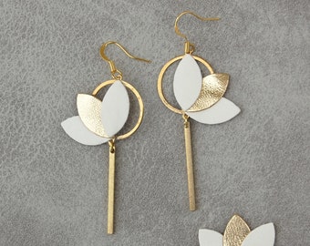 Boucles d'oreilles mini lotus cuir blanc et doré  et plaqué or  - Idée cadeau  pour femme - Création artisanale - Agatiz