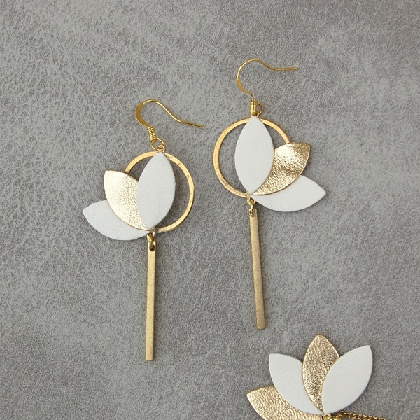 Boucles d'oreilles mini lotus cuir blanc et doré  et plaqué or  - Idée cadeau  pour femme - Création artisanale - Agatiz