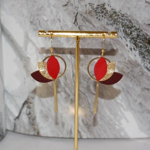Mini pendientes de loto en cuero rojo, dorado y ciruela, bañados en oro - creación artesanal - Idea de regalo para mujer - Agatiz