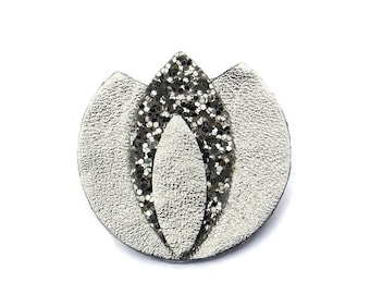 Broche cuir Déclaration cuir véritable argent et paillettes argent - Bijoux femme - Cadeaux témoin, cadeaux fêtes des mères - AGATIZ -