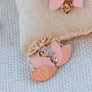 Lotus flower brooches in leather and pink gold and pastel pink sequins - Women's jewelry - Wedding witness gifts - AGATIZ